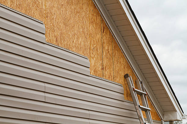 Professional Vinyl Siding technician working in Deer Park, NY